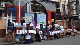 菲律賓學生和家長示威  要求開放實體課程兒童關懷世代聯盟、左翼婦女組織「嘉布瑞拉」青年部等團體13日號召學生和家長前往馬尼拉都會區一所小學抗議，菲律賓學生快兩年無法到校上課，希望政府盡快開放實體課程。中央社記者陳妍君馬尼拉攝  110年9月13日