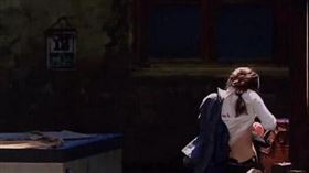 張小斐參加綜藝《我就是演員》，配合演出需求，她毫不猶豫在舞台「掀衣餵奶」（圖／翻攝自百度百科） 