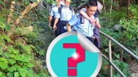 搜救隊員將老翁救下山，卻有不少網友發現照片中多出一隻腳。（圖／翻攝自Facebook／香港警察 Hong Kong Police，下同）