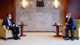 王毅訪問新加坡 拜會星外長中國外交部長王毅（左）13日抵達新加坡訪問，拜會星國外交部長維文。（新加坡外交部提供） 中央社記者侯姿瑩新加坡傳真 110年9月13日