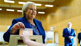 挪威近日進行國會大選，圖為挪威首相艾娜瑟爾貝克（Erna Solberg）。（圖／美聯社／達志影像）