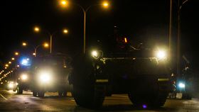 圖說一：戰車營機動前往戰術位置。（軍聞社記者陳勝勳攝）

圖說二：戰車營完成夜間機動前整備。（軍聞社記者陳勝勳攝）

圖說三：M60A3戰車在花蓮街道快速機動。（軍聞社記者陳勝勳攝）

圖說四：CM21人員運輸車行駛於花蓮街道。（軍聞社記者陳勝勳攝）

圖說五：到達戰術位置後，官兵執行部隊防空作為。（軍聞社記者陳勝勳攝）