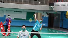 486先生一早在臉書貼出一張跟王齊麟同場打羽球的照片，引發討論（圖／翻攝自486先生粉專）