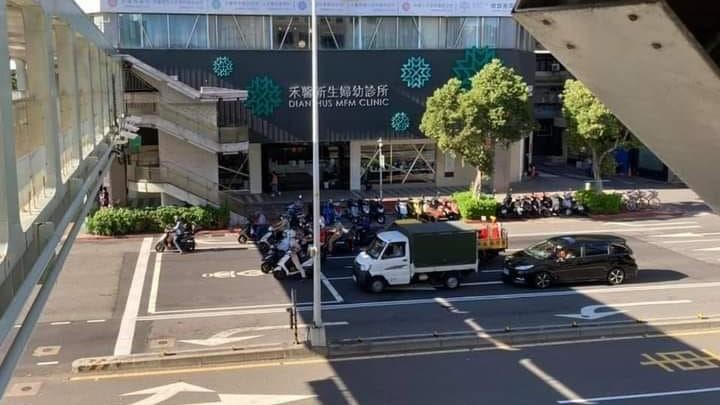 機車族大太陽躲陰影　他一提問遭狂酸