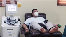 印尼紅十字會鼓勵COVID-19痊癒者捐血漿印尼紅十字會指出，臨床研究顯示，COVID-19痊癒者的血漿是有效的輔助治療。圖為痊癒後的印尼民眾里柏爾地在印尼紅十字會中心捐血。   中央社記者石秀娟雅加達攝  110年9月14日