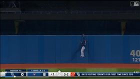 ▲凱爾邁爾（Kevin Kiermaier）美技沒收全壘打。（圖／翻攝自光芒推特）