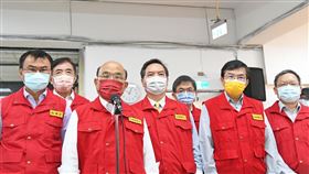 行政院長蘇貞昌14日上午視察國際郵包檢疫作業。（圖／行政院提供）