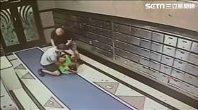大安偵查隊幹員到南港區鄭姓慣竊承租的大樓住處，他一出門就將他壓制逮捕。翻攝畫面