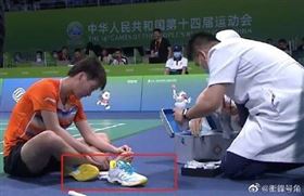 中國球鞋割傷陳雨菲腳趾　股價瞬暴跌(圖/翻攝畫面)