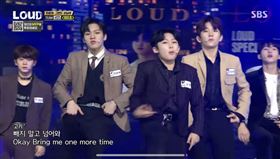 「江南大叔」PSY在男團選秀節目選出了年僅12歲的成員，在唱新歌時被分配到有「性暗示」的歌詞，讓網大傻眼。(圖／翻攝自SBS Entertainment YouTube
