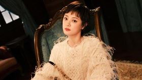 孫儷已淡妝參加「藝風藝德專題培訓班」。（圖／翻攝自孫儷微博）