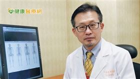 王金洲醫師提及，除了考量年紀大或肺功能差的肺癌患者，可採局部放射治療或質子治療取代開刀手術，通常第一期至第三期肺癌患者則可藉由開刀治療。