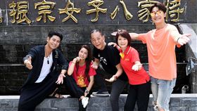 神將少女八家將高雄內門取景　演員直呼被曬黑台劇「神將少女八家將」在高雄內門開拍，23日舉行探班活動，南台灣天氣晴朗，演員楊子儀（左起）、林韋君、龍劭華、陳瓊美等人受訪時笑言都被曬黑了。（華視提供）中央社記者葉冠吟傳真　110年4月23日