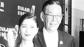 賈靜雯PO龍劭華金鐘舊照　逼哭萬人