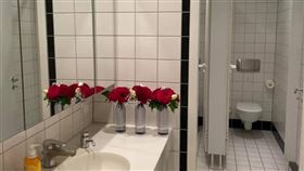 朱學恒送花圈！謝志偉「垃圾回收」裝飾廁所　狠酸錢沒白花，圖翻攝自謝志偉粉絲頁