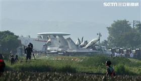 經國號IDF、F-16V（Block20）、幻象2000及E-2K預警機，4戰機佳冬戰備道首次降落後實施整補完成任務。（記者邱榮吉/屏東/拍攝）
