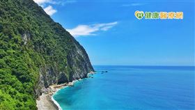 ​風景優美的花東地區通常會成為北中南部人的首選，有鑑於此，身為台北人的陳朝鎮因為喜歡花蓮，決定在這片美麗的土地生根，開了一間供給旅客補充精神的「充神島民宿」，並自封為島主。