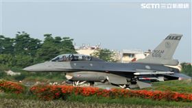 經國號IDF、F-16V（Block20）、幻象2000及E-2K預警機，4戰機佳冬戰備道首次降落後實施整補完成任務。（記者邱榮吉/屏東/拍攝）