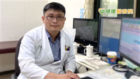 中國醫藥大學附設醫院內科部消化系、肝病中心許偉帆醫師提醒，B肝病患沒有規律用藥可能導致猛暴性肝炎，也提高肝癌發生的機率，因此呼籲B肝病友規律用藥治療。