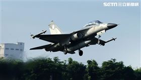 佳冬戰備道經國號IDF首次起降。（記者邱榮吉/屏東/拍攝)