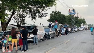 佳冬戰備道戰機起降　軍事迷卡位搶拍