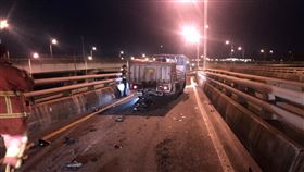 休旅車逆向新北環快對撞貨車 翻攝畫面