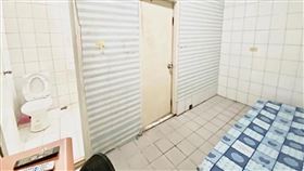 照片中的套房不只裝潢老舊，牆壁更是塞滿污垢。（圖／翻攝自臉書「奇葩裝潢分享中心」）