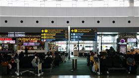 印尼將加強對入境者管制印尼疫情趨緩，管制措施將每週檢討放寬方式，但將加強邊境管制，入境旅客在8天隔離期間，需經過3次核酸檢測。圖為雅加達蘇卡諾哈達國際機場。中央社記者石秀娟雅加達攝  110年9月14日