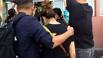 龍劭華遺體相驗　妻崩潰哭倒靠兒攙扶