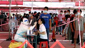 福建已139人染疫  廈門等地展開全民普篩中國福建省10日爆發COVID-19本土疫情後，截至14日8時，累計報告陽性感染者139例。其中，廈門、莆田以及泉州多地已展開全民普篩。圖為14日，廈門市文化藝術中心核酸檢測點。（中新社提供）中央社  110年9月14日