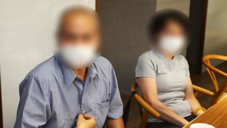 愛子趴地舔口水　殺人犯父母自白
