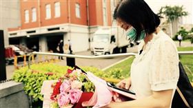 王冠中遺孀曾手持康乃馨赴總統府陳情，希望能補齊社會安全網漏洞，別再有善良的人遭兇手洩憤殺害。（圖／家屬提供）