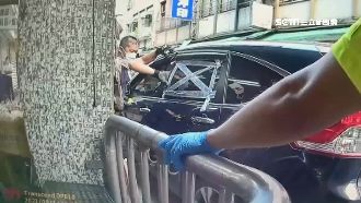 粗心媽忘記拿鑰匙！2歲童遭反鎖車內