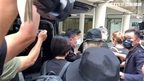 龍劭華猝逝，妻女領遺體悲喊上車了　（圖／記者林昱孜拍攝）