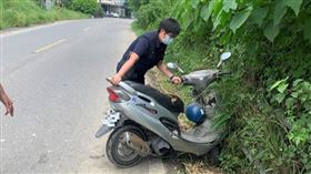 機車陷泥濘，仁武警即時救援。（圖／翻攝自畫面）