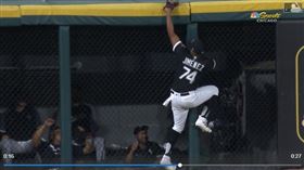 ▲希曼尼茲（Eloy Jimenez）美技沒收全壘打。（圖／翻攝自白襪推特）