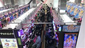 東京若解除緊急事態 分階段鬆綁歇業請求東京都政府22日公布，如果解除緊急事態宣言後，不同業者分3階段鬆綁歇業請求。從階段1至3，柏青哥店被列為第3階段。圖為東京柏青哥店。中央社記者楊明珠東京攝 109年5月22日