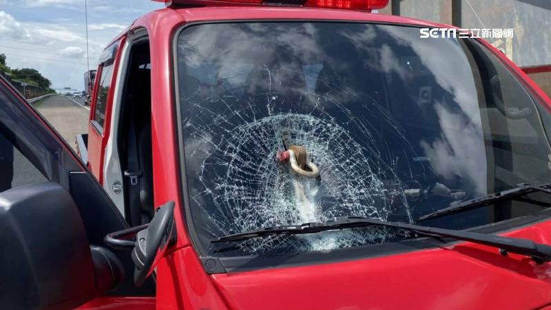 大車插銷國道噴射　消防車擋風玻璃碎