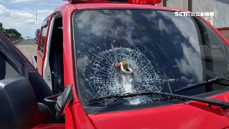 大車插銷國道噴射　消防車擋風玻璃碎