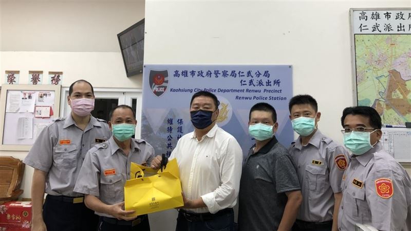 警察中秋堅守崗位　江瑞鴻送月餅慰勞