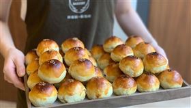 蛋黃酥界愛馬仕，紅土鹹蛋黃，一盒蝦皮喊價3000起跳，最貴5000（圖／翻攝自陳耀訓·麵包埠YOSHI BAKERY臉書）