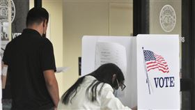 加州州長罷免戰  史上第2場加州因「防疫規定」引發的兩黨分歧，共和黨人發動罷免民主黨籍的州長紐松，此為史上第2場加州州長罷免戰。美西時間14日是親自投票截止日。中央社記者周世惠舊金山攝  110年9月15日