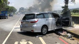 迴轉撞上直行車　轎車撞樹起火婦不治