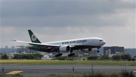 ▲桃機南跑道重新啟用，首架航班BR-6030於10時07分順利降落。（圖／桃園機場提供）