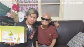 「吃屎哥」游兆霖前往李炳輝住家致贈發財金及文旦。（圖／游兆霖提供）