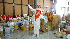 泰國僧侶穿上防護衣