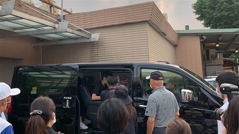 龍劭華遺體抵達ㄧ殯　柯淑勤淚送好友