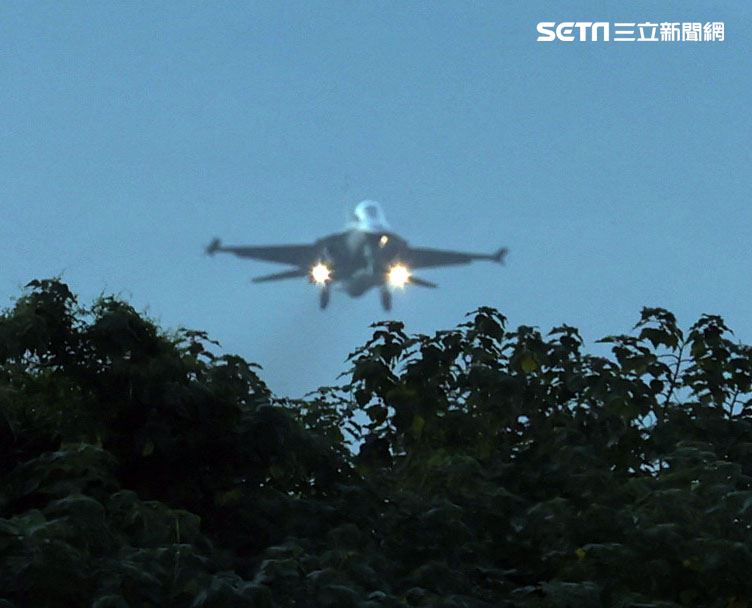 佳冬戰備道經國號IDF首次起降。（記者邱榮吉/屏東/拍攝）