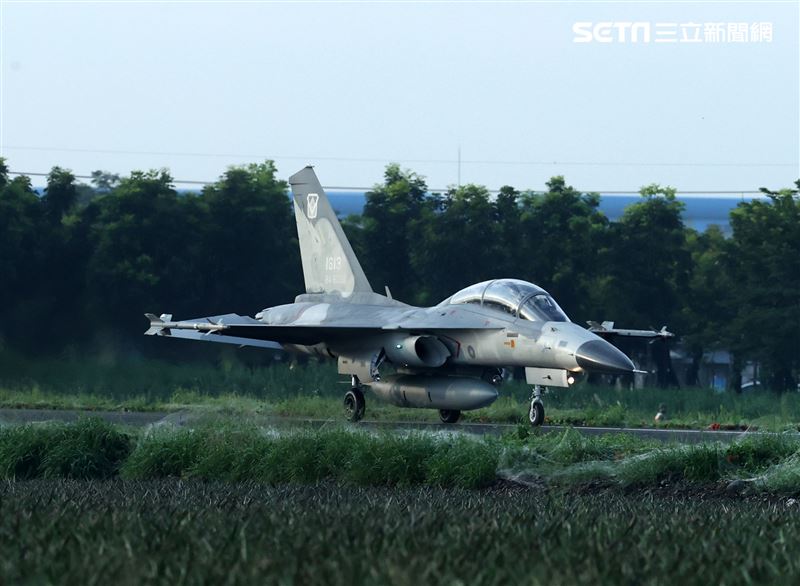 佳冬戰備道經國號IDF首次起降。（記者邱榮吉/屏東/拍攝）