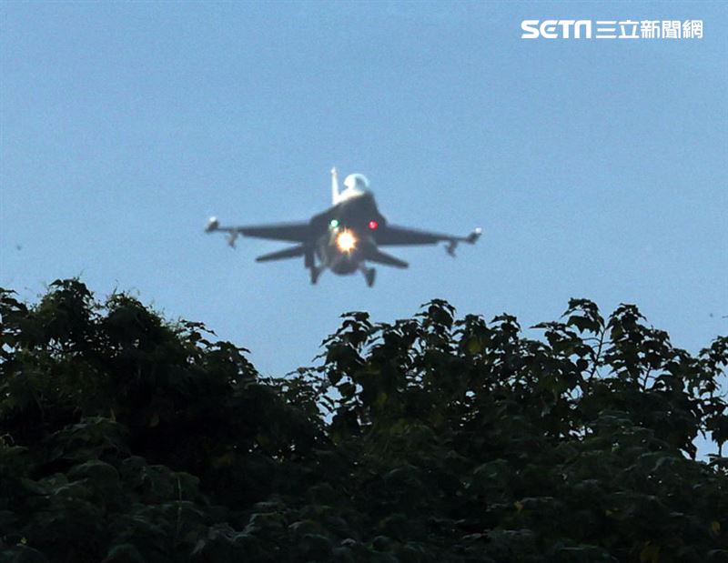 佳冬戰備道F-16V（Block20）首次起降。（記者邱榮吉/屏東/拍攝）